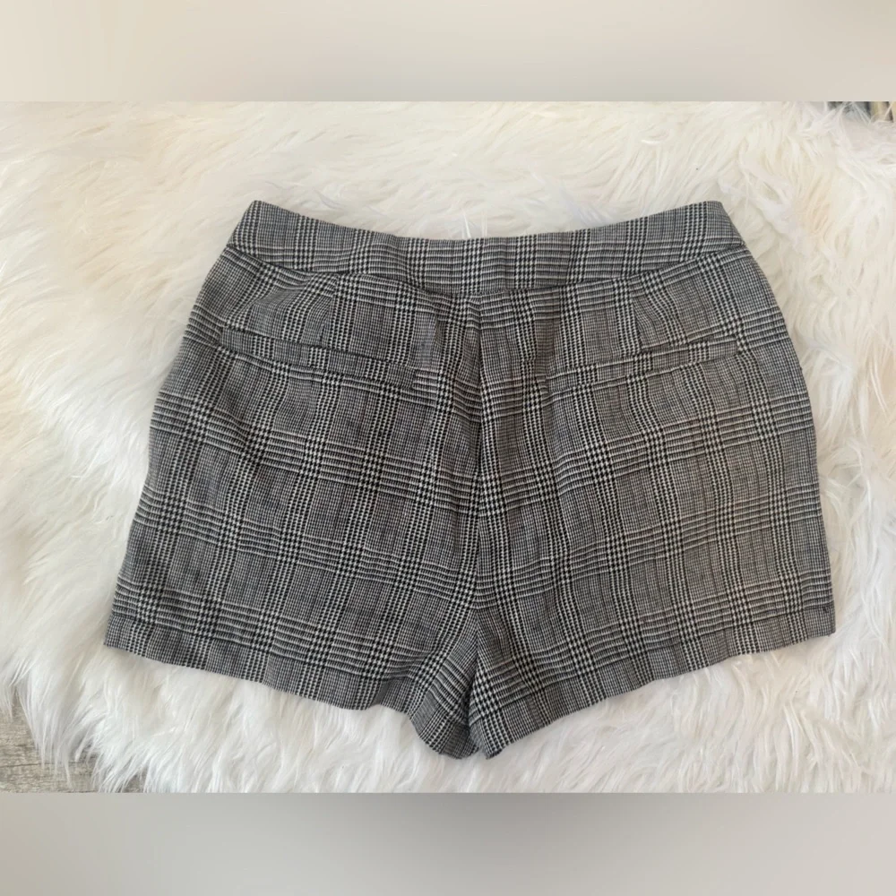 Forever 21 – size XS black and white plaid dressy shorts